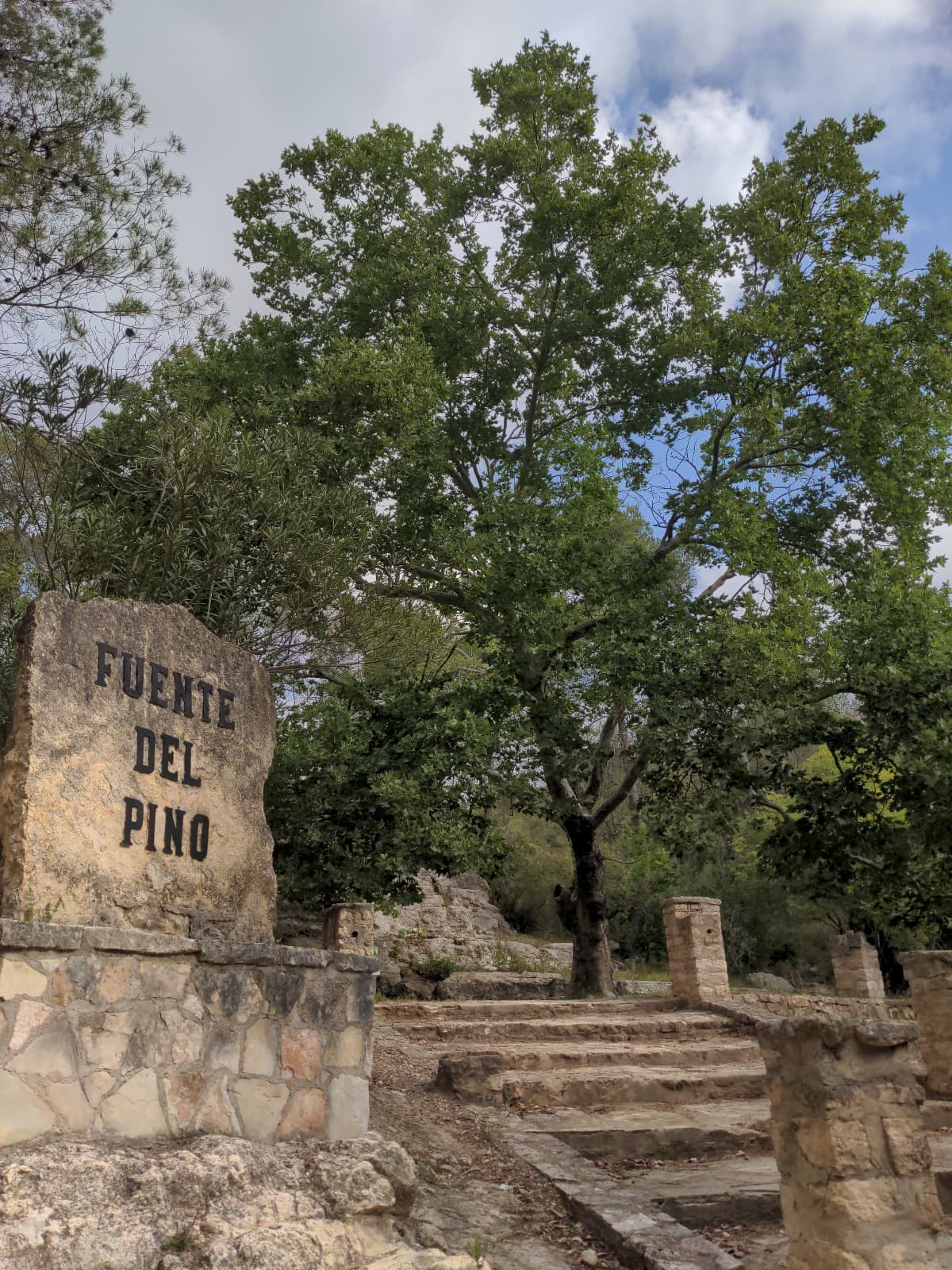 Finca rústica Fuente del Pino con cartel de entrada en Navarrés, Valencia